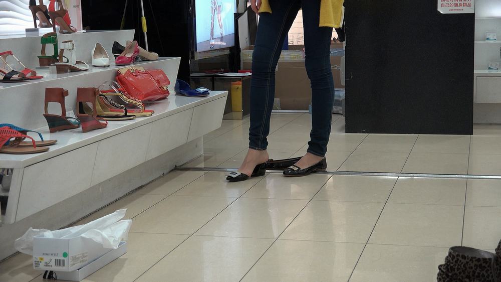 漂亮美女鞋店试鞋丝袜脚出出进进[(002008)14-23-02].JPG