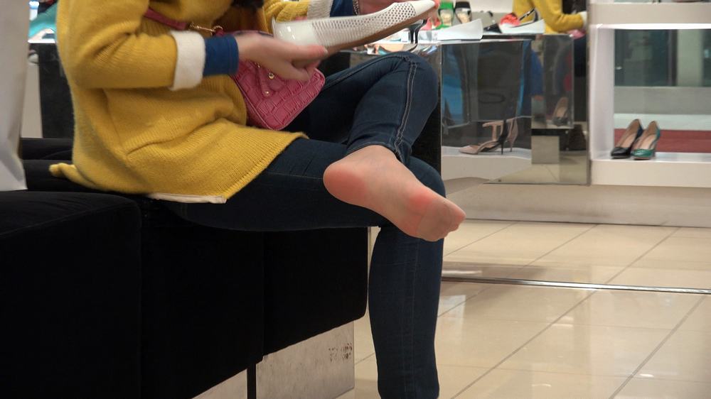 漂亮美女鞋店试鞋丝袜脚出出进进[(003596)14-23-52].JPG