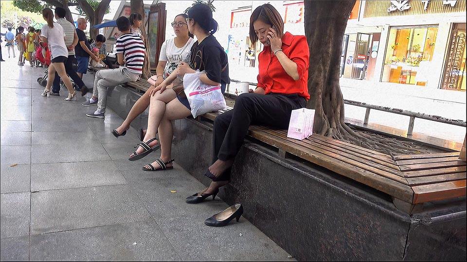 【633珍藏版】商业街休息挑鞋的制服丝袜MM-1080P专辑[(000084)15-00-28].JPG