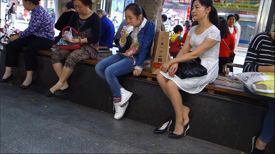 【119珍藏版】商业街销魅力熟女丝袜脚玩高跟鞋1080P专辑[(004908)16-09-01].JPG
