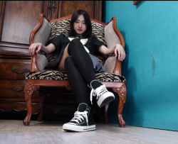 小美女YUEYUE的灵活性感的脚丫 第二部（裸足） 4K（23分钟）