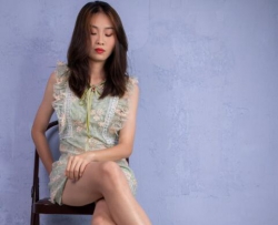 【南国足艺】冷艳美女薇薇性感美脚展示，这颜值真惊艳，还是大长腿！图片
