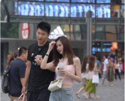 肤白貌美的小姐姐透明高跟鞋逛街，单张25M，共650M