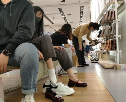 白嫩白袜玉足美女试鞋[02:55]