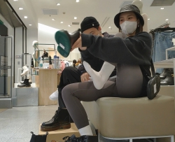 白袜AJ美女试穿短靴[06:01]