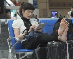 性感熟妇车站裸足