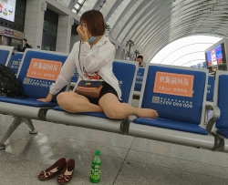 候车室脱鞋晾脚的肉丝美女动作撩人[06:20]