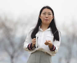 眼镜美女身材非常好,穿着长款薄丝配高跟鞋,脚后跟看得我超爽 66P