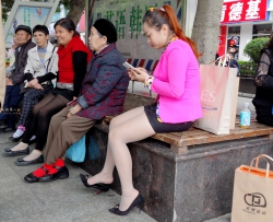 红衣街拍灰丝街拍美女（20p)