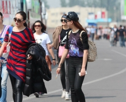 旅游归来的美女吸烟解乏 [23P]