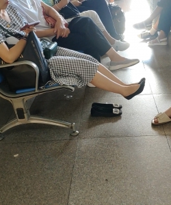 黑色浅口船袜少妇肆无忌惮的脱鞋晾脚[01:15]