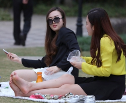 又一对水灵的草地双娇，不拍成大套都不好意思出手 第二套 54P