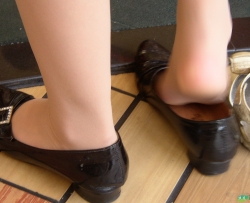 KFC里员工妹纸脱鞋 [16P]