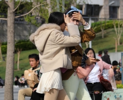 短裙肉丝妹妹长腿很圆润性感 [12P]