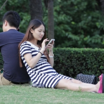 美女好脚不给多看，还没拍到脚底鞋已穿上（13P）
