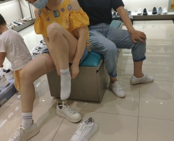 白袜美女少妇试穿运动鞋[02:35]