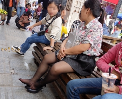 街拍短裙黑丝美女（18p）