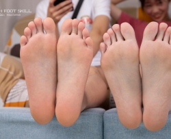【南国足艺】音乐才女晴晴和婷婷秀性感美脚，脚对脚 ！图片
