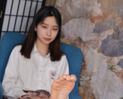 【A&F图片】美女YIYI性感的40码大脚丫（格子短裙裸足三） 130P