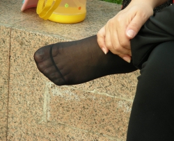白衣黑裤配紫色高跟的少妇晾晒短黑丝脚，我被吸引了（33P）