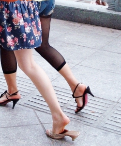 街拍美女高跟裸足[480]