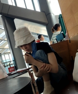 夏日凉拖里的白袜脚趾味道清晰可见[02:01]