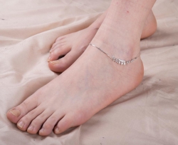 【南国足艺】40码大脚美女性感的大长腿美脚诱惑！
