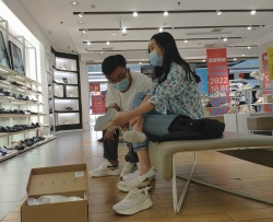 白色短袜小美女与男朋友试穿情侣运动鞋[05:08]