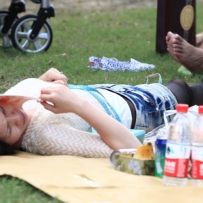 清秀少妇牛仔短裤配长黑丝（31P）