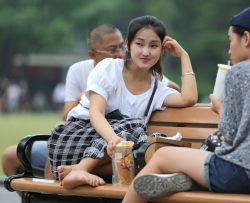 长椅上精灵般的女孩 11P