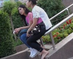 公园里脱鞋的美脚女孩