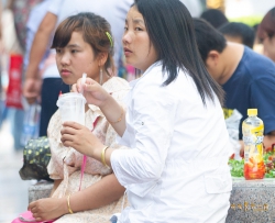 年轻妹纸的街拍丝袜脚【15P】