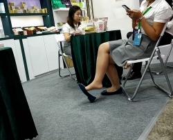 展厅休息的肉丝挑鞋女[02:11]