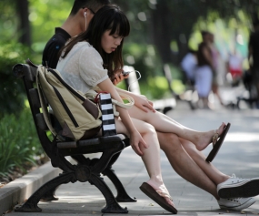 一直紧贴男友撒娇的女孩（27P）
