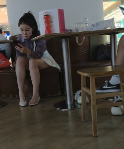 展厅下来休息的白嫩玉足美女[02:39]