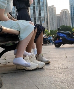 美女孕妇河边尽享惬意时光[02:56]