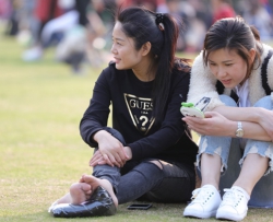 长腿姑娘牛仔裤下伸出一双纤细的裸足（47P）