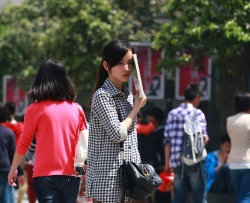 修长美腿的大学女生 [12P]