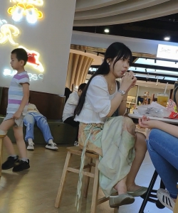 玉足美女聊天船鞋不停的一张一合[02:04]