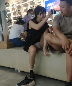 美女试鞋总会不由自主的拿起袜子闻闻还不忘分享男友[01:36]