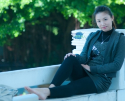 情爱妹妹长廊美脚秀[20P]  CZZJY-X114