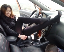 居家黑丝小美女当车模 [20P]