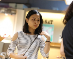 【ABC系列】好美好清纯的小女生啊，她脱掉平底鞋  72P