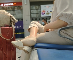 旁边的船袜美女对自己的美脚也是爱不释手[04:16]