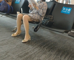 候机玩鞋的肉丝美女少妇[02:09]