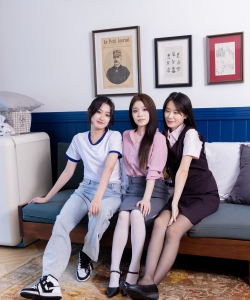 物恋传媒2143期：菜菜小敏闪闪-厚白丝、黑丝、白棉袜、裸足、互挠脚剧情