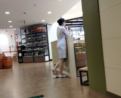 茶艺小姑娘各个爱脱鞋[01:35]