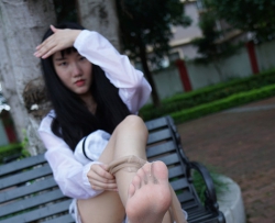 【裸足】一缕阳光，晨跑后楼楼肆意地挥霍那双长腿下玉足的美（下）[56P]