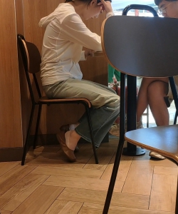皮肤白皙的船袜美女含蓄脱鞋[02:21]