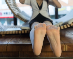 【MssGirl】  慵懒的躺在咖啡厅玩手机 93P